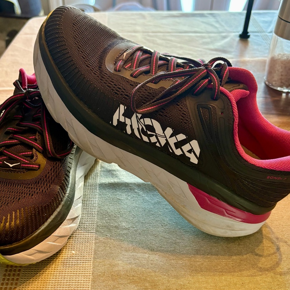 Women’s Size 9 Hoka Bondi 7